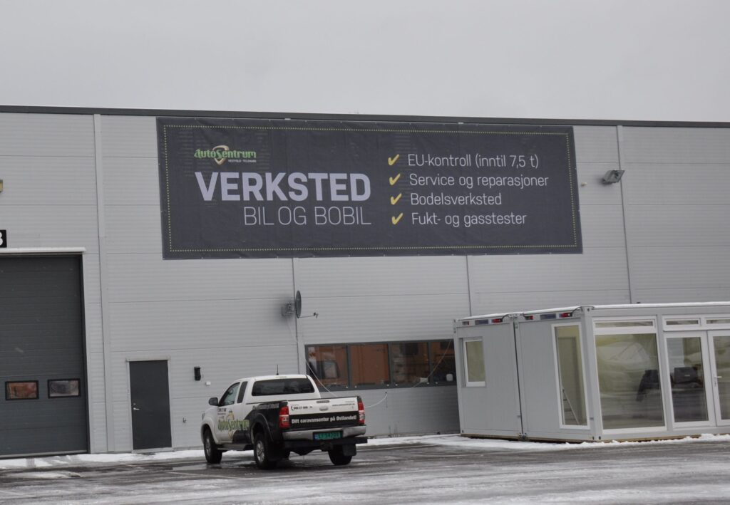 Hvordan feste en banner til en vegg?