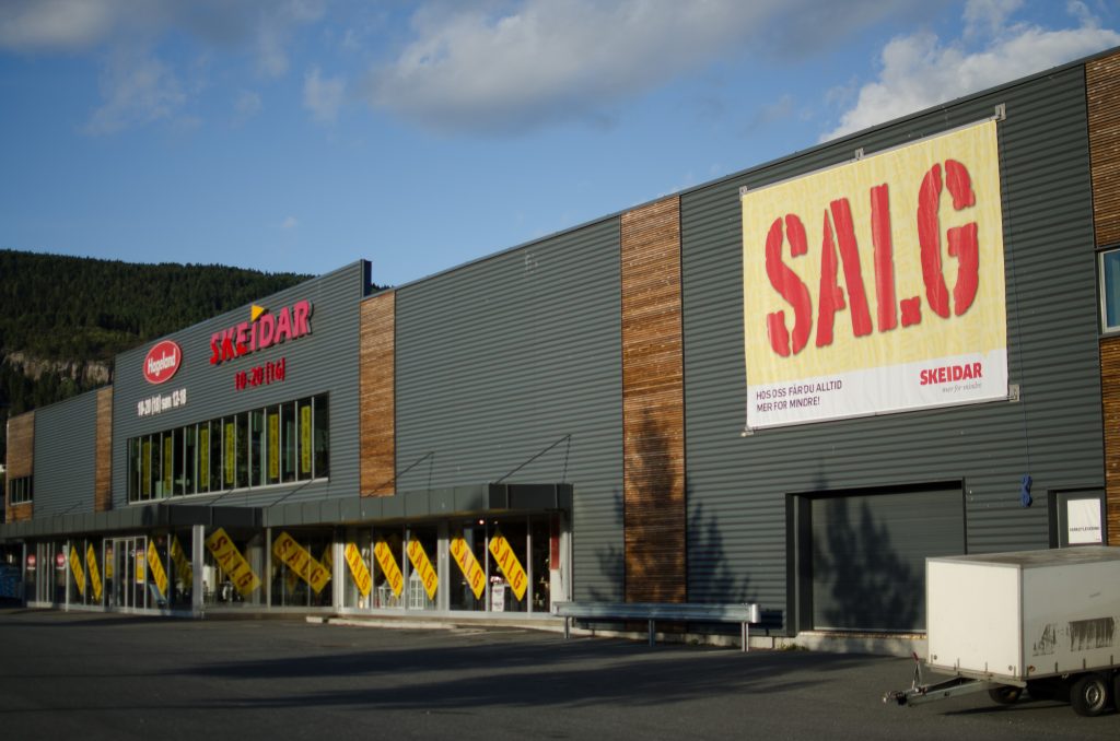 Opphengssystemer for fasadereklame: hva bør du velge?